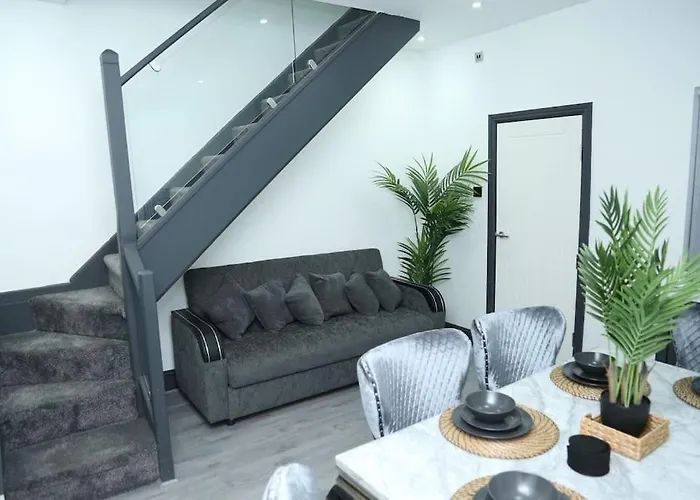 Full, Modern Family House In Salford