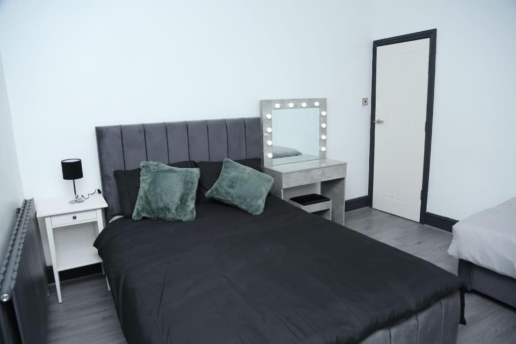 Holiday home Full, Modern Family House In Salford