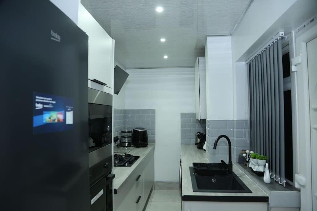 Holiday home Full, Modern Family House In Salford