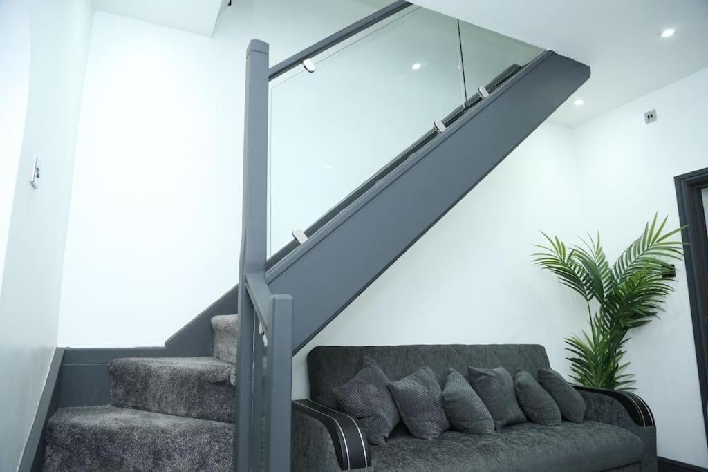 Full, Modern Family House In Salford Holiday home