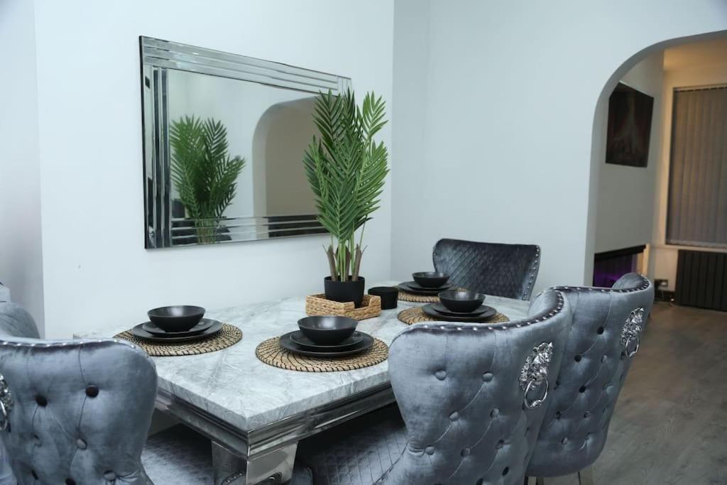 Holiday home Full, Modern Family House In Salford *